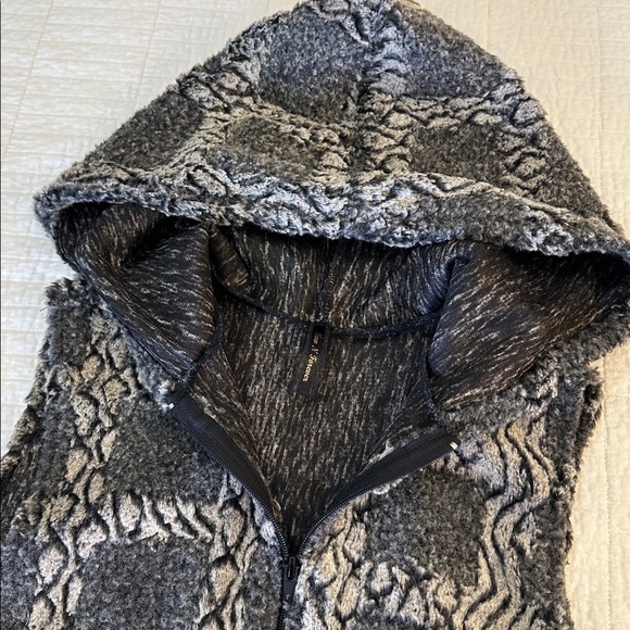 Y2K Faux Fur Hooded Zip Front Vest Medium Fuzzy Pockets NWOT gray tones - Picture 3 of 6